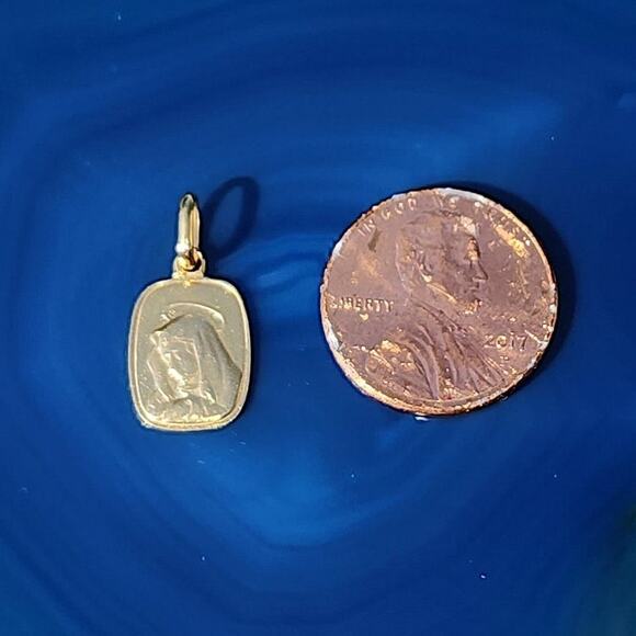 Dainty 18k Fine Yellow Gold Madonna Virgin Mary Religious Medal Pendant - Picture 9 of 9